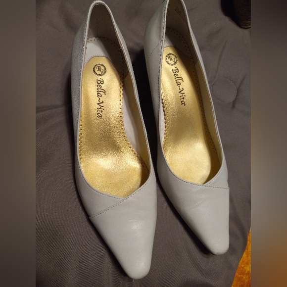 Bella Vita Soft Off White Pointed Toe Heels - Picture 2 of 4